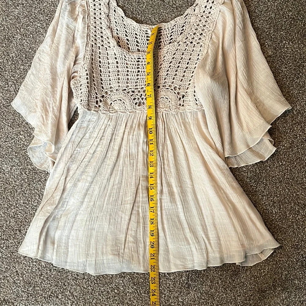 Vintage Adiva Beige Boho Crochet Flutter Sleeve Top Size M - Picture 9 of 10
